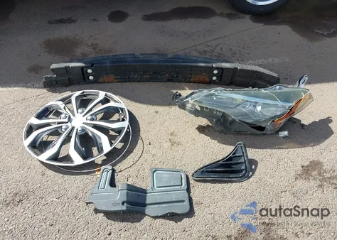 2017 Toyota Corolla Le z USA, uszkodzony, nr VIN 5YFBURHE4HP671433